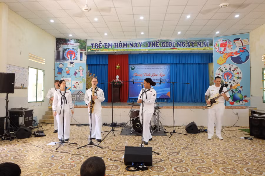 Các thủy thủ tàu sân bay USS Ronald Reagan biểu diễn ca nhạc tại Làng Hy Vọng. Ảnh: Hoàng Vinh.