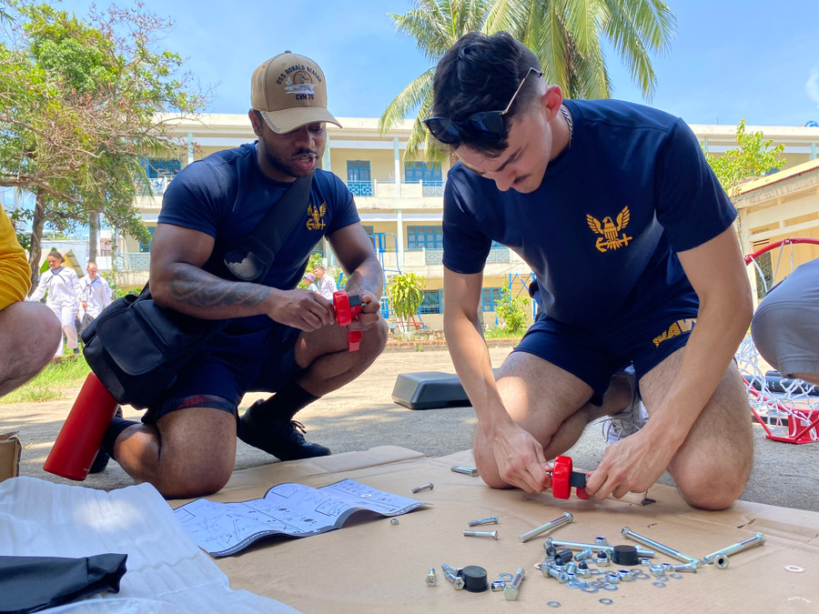 Các sĩ quan lắp ráp sân bóng rổ cho các em học sinh Làng Hy Vọng. Ảnh: Hoàng Vinh. Các sĩ quan lắp ráp sân bóng rổ cho các em học sinh Làng Hy Vọng. Ảnh: Hoàng Vinh.