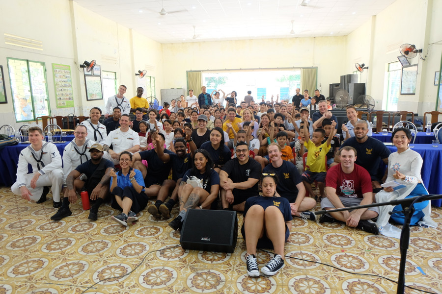 Các sĩ quan và thủy thủ tàu sân bay chụp ảnh lưu niệm cùng trẻ em Làng Hy Vọng. Ảnh: Hoàng Vinh. Các sĩ quan và thủy thủ tàu sân bay chụp ảnh lưu niệm cùng trẻ em Làng Hy Vọng. Ảnh: Hoàng Vinh.