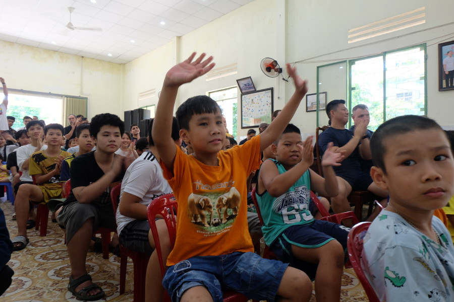 Trẻ em ở Làng Hy Vọng hào hứng khi được các sĩ quan, thủy thủ tàu sân bay ghé thăm. Ảnh: Hoàng Vinh. Trẻ em ở Làng Hy Vọng hào hứng khi được các sĩ quan, thủy thủ tàu sân bay ghé thăm. Ảnh: Hoàng Vinh.