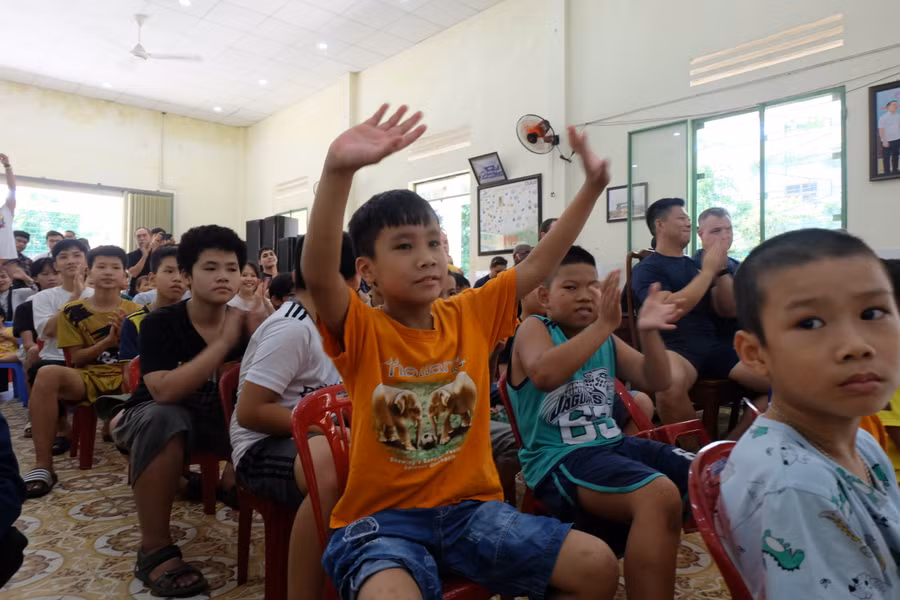 Trẻ em ở Làng Hy Vọng hào hứng khi được các sĩ quan, thủy thủ tàu sân bay ghé thăm. Ảnh: Hoàng Vinh.