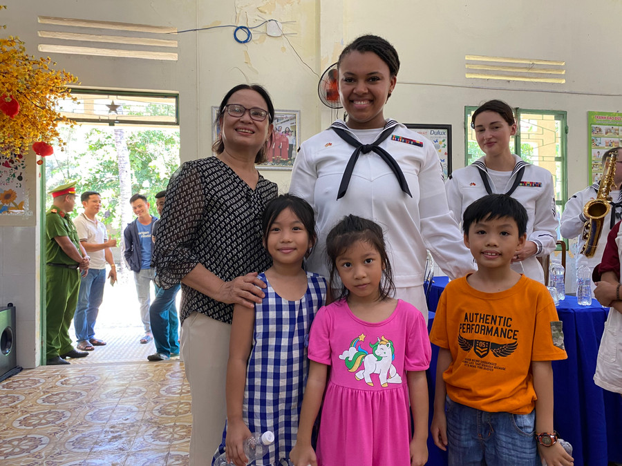 Chụp ảnh lưu niệm cùng các em nhỏ Làng Hy Vọng. Ảnh: Hoàng Vinh. Chụp ảnh lưu niệm cùng các em nhỏ Làng Hy Vọng. Ảnh: Hoàng Vinh.