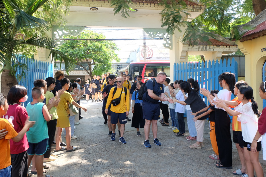 Ngày 26/6, các sĩ quan, thủy thủ tàu sân bay USS Ronald Reagan (Hải quân Hoa Kỳ) đã ghé thăm Trung tâm nuôi dạy trẻ khó khăn TP Đà Nẵng (Làng Hy Vọng). Ảnh: Hoàng Vinh. Ngày 26/6, các sĩ quan, thủy thủ tàu sân bay USS Ronald Reagan (Hải quân Hoa Kỳ) đã ghé thăm Trung tâm nuôi dạy trẻ khó khăn TP Đà Nẵng (Làng Hy Vọng). Ảnh: Hoàng Vinh.