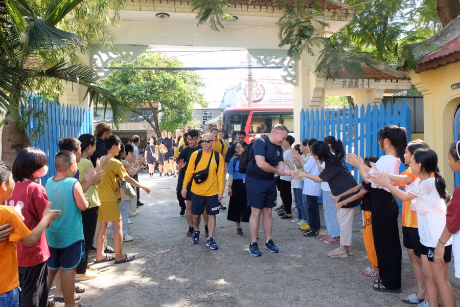 Ngày 26/6, các sĩ quan, thủy thủ tàu sân bay USS Ronald Reagan (Hải quân Hoa Kỳ) đã ghé thăm Trung tâm nuôi dạy trẻ khó khăn TP Đà Nẵng (Làng Hy Vọng). Ảnh: Hoàng Vinh.