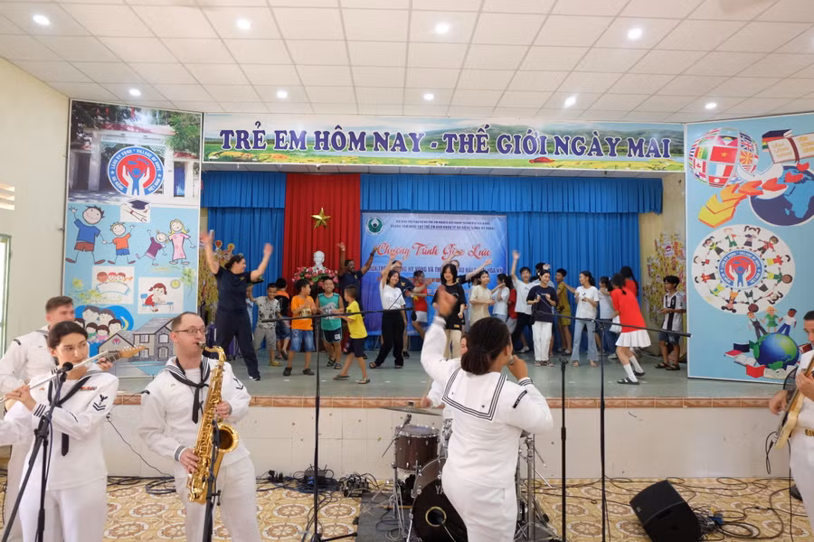 Nhiều bạn nhỏ vỗ tay không ngớt, mạnh dạn lên sâu khấu nhảy múa cùng các thủy thủ. Ảnh: Hoàng Vinh.