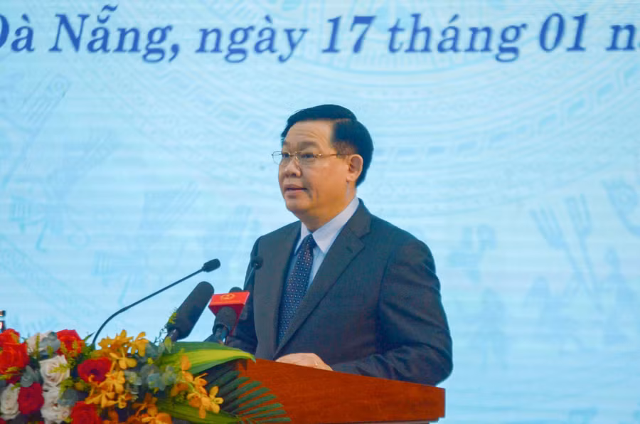 Chủ tịch Quốc hội Vương Đình Huệ phát biểu tại buổi hội thảo.