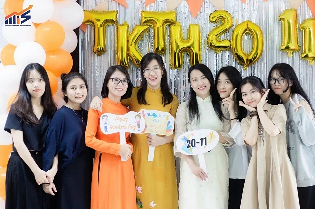 TS Nguyễn Thị Uyên Nhi (áo vàng) - Đại học Kinh tế - Đại học Đà Nẵng cùng các bạn sinh viên. Ảnh: Thanh Hoàng. 