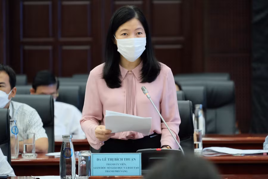 Bà Lê Thị Bích Thuận - Giám đốc Sở GD&amp;ĐT TP Đà Nẵng giải đáp về ý kiến của các đoàn viên thanh niên.