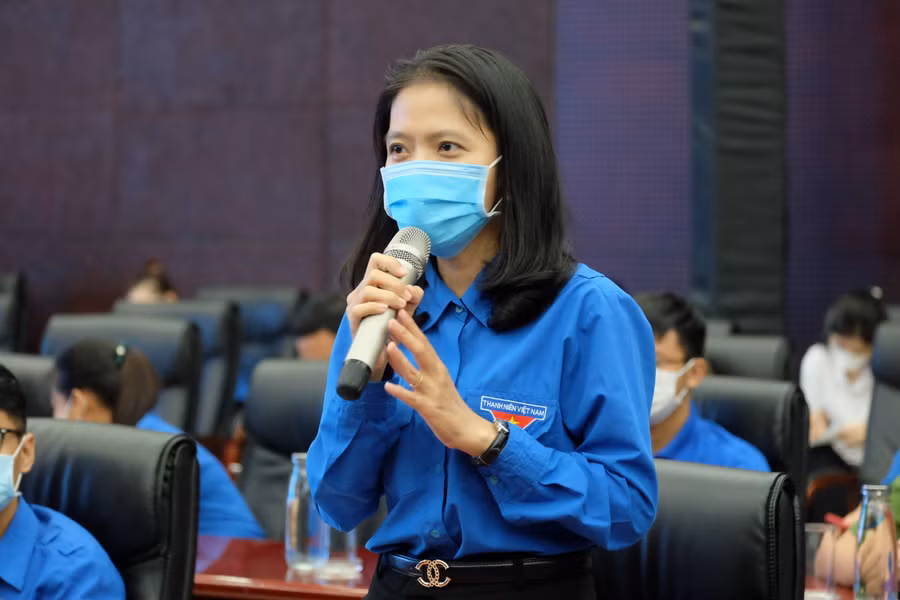 Chị Võ Thị Minh Lan – Bí thư Đoàn Trường Cao đẳng Kinh tế kế hoạch nêu ý kiến tại buổi đối thoại.