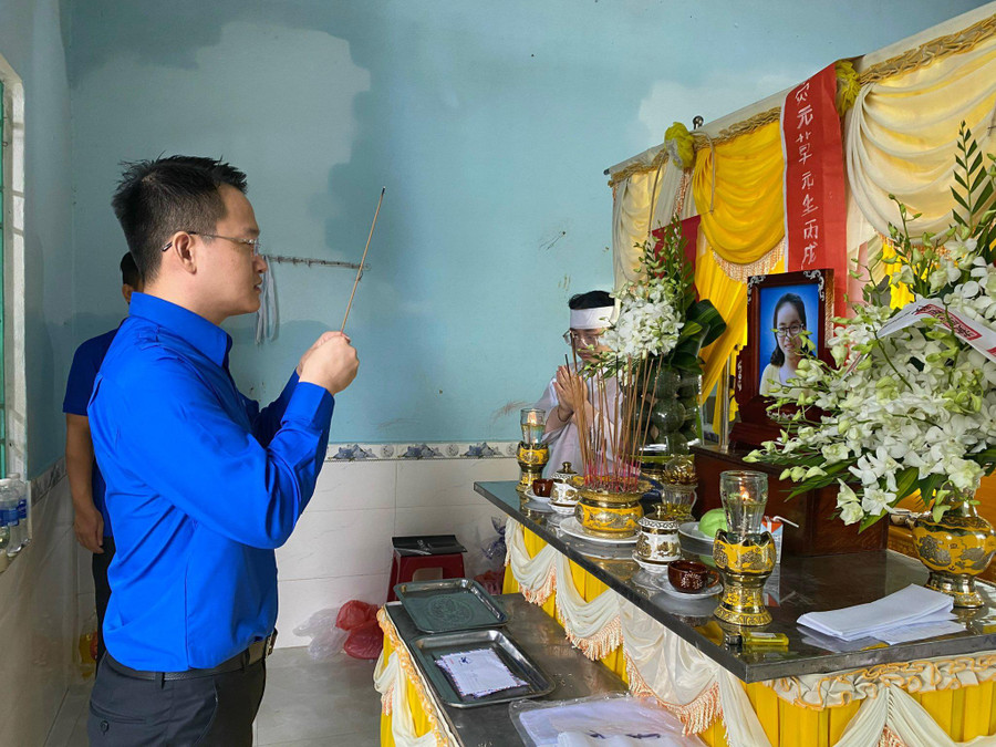 Anh Nguyễn Mạnh Dũng - Bí thư Thành đoàn Đà Nẵng đến viếng và chia buồn gia đình 2 em không may qua đời vì bị nước lũ cuốn trôi. Anh Nguyễn Mạnh Dũng - Bí thư Thành đoàn Đà Nẵng đến viếng và chia buồn gia đình 2 em không may qua đời vì bị nước lũ cuốn trôi.