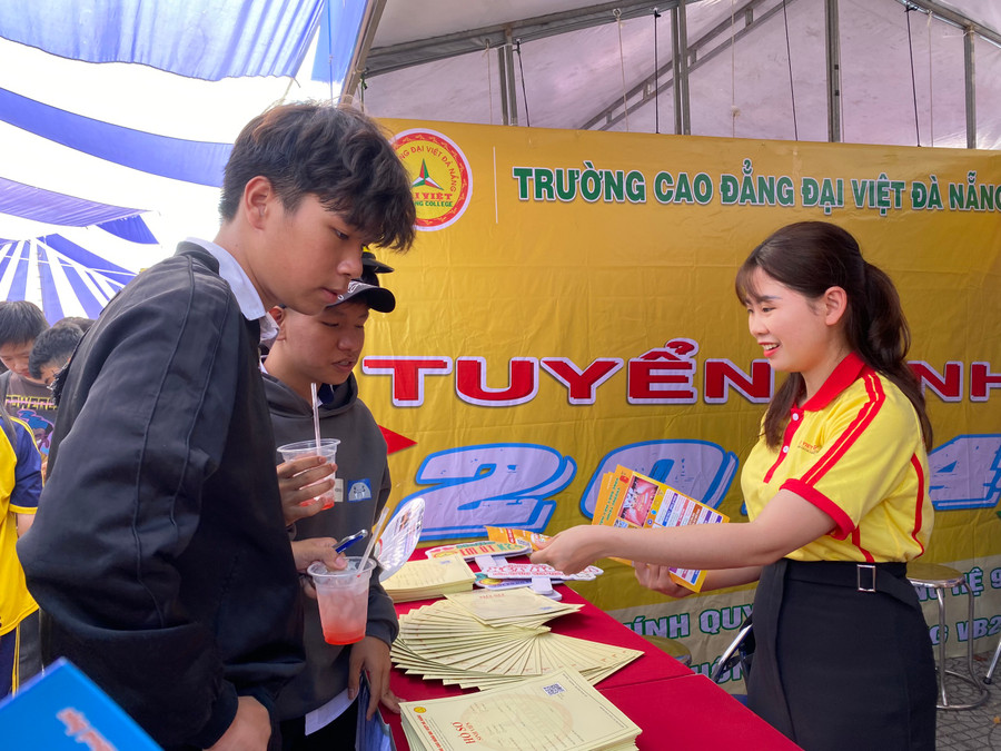 Giáo viên Trường Cao đẳng Đại Việt Đà Nẵng tư vấn, hướng nghiệp cho học sinh. Giáo viên Trường Cao đẳng Đại Việt Đà Nẵng tư vấn, hướng nghiệp cho học sinh.