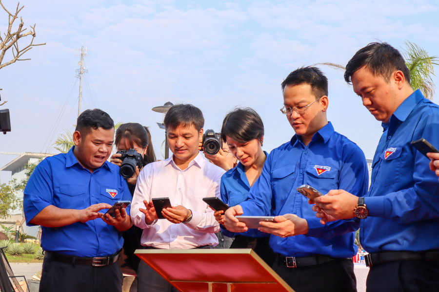 Dùng điện thoại thông minh quét QR Code để tìm hiểu điểm di tích. Dùng điện thoại thông minh quét QR Code để tìm hiểu điểm di tích.