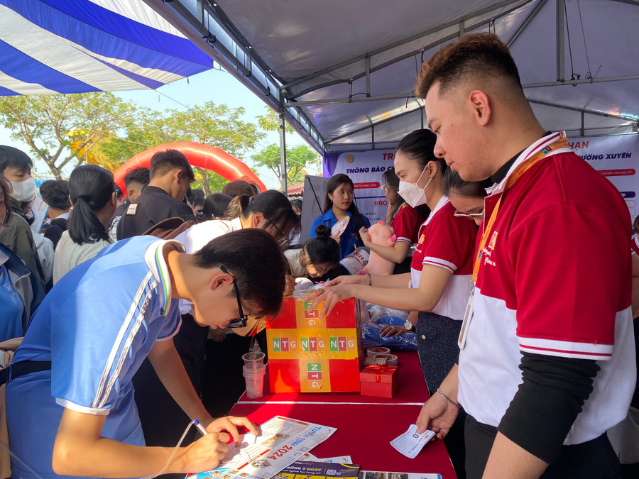 Học sinh điền thông tin để các Trường Cao đẳng Công nghệ Ngoại thương. Học sinh điền thông tin để các Trường Cao đẳng Công nghệ Ngoại thương.