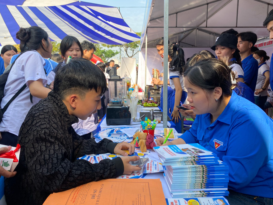 Học sinh được nghe tư vấn chọn nghề nghiệp trong tương lai. Học sinh được nghe tư vấn chọn nghề nghiệp trong tương lai.