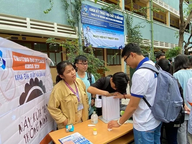 Sinh viên Khoa Kỹ thuật Địa chất- Dầu khí tham gia Ngày hội Kỹ thuật do Trường tổ chức (Ảnh: Thy Huyền)