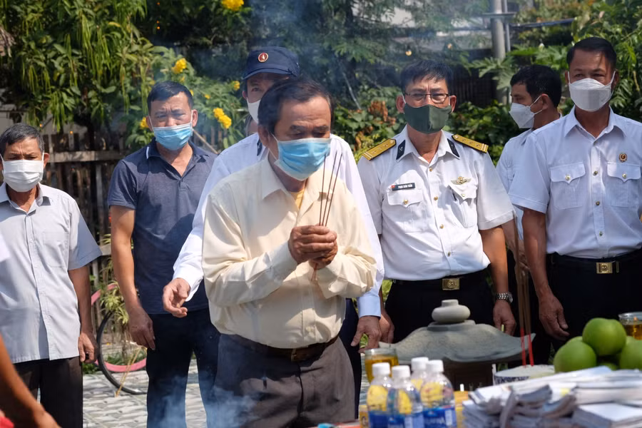 Ông Nguyễn Bá Hùng - anh trai liệt sĩ Nguyễn Bá Cường, thắp hương tưởng niệm các chiến sĩ đã hy sinh để bảo vệ Gạc Ma.