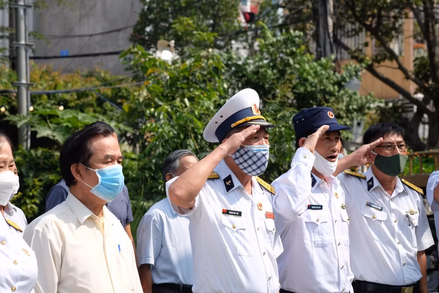 Các đồng chí, đồng đội và người thân của những liệt sỹ tham dự tưởng niệm.