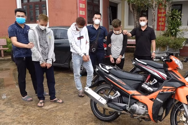 Nhóm đối tượng bị lực lượng chức năng bắt giữ (Ảnh cơ quan Công an cung cấp).