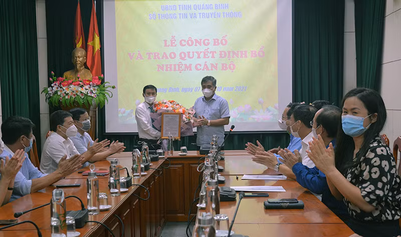 Phó Chủ tịch Thường trực UBND tỉnh Đoàn Ngọc Lâm trao quyết định bổ nhiệm và tặng hoa chúc mừng đồng chí Phó Giám đốc Sở Thông tin và Truyền thông.