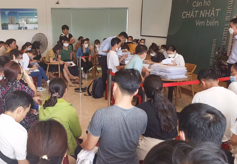 Người dân nộp hồ sơ mua nhà ở xã hội ở Đà Nẵng. Ảnh: Hoàng Vinh.