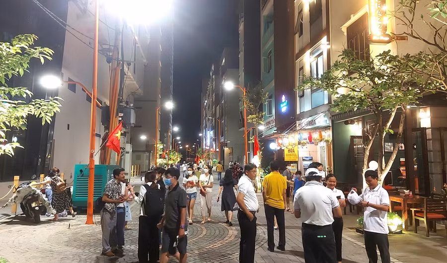 Người dân và du khách đi tham quan trong khu phố du lịch An Thượng.