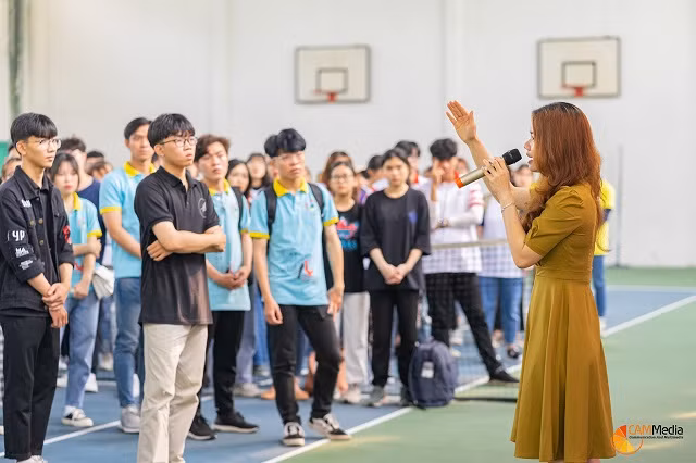 Thạc sĩ rần Thị Thanh Thảo - giảng viên Khoa kế toán Trường Đại học Kinh tế (Đại học Đà Nẵng) đang trò chuyện với sinh viên trong những buổi sinh hoạt ngoại khóa. 