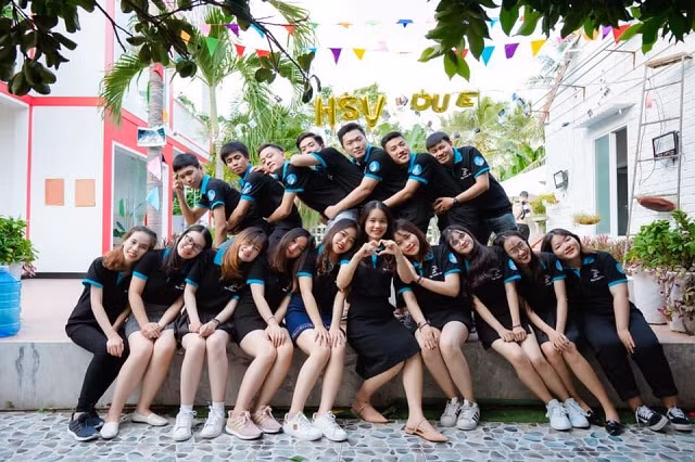 Nữ giảng viên trẻ cùng với các đoàn viên thanh niên Trường Đại học Kinh tế.