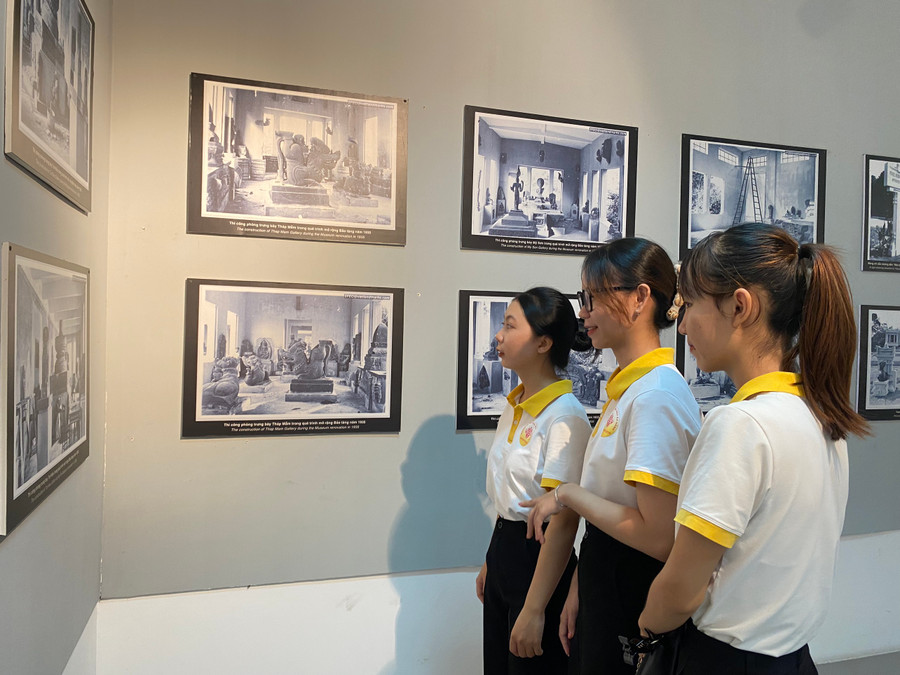 Sinh viên tiếp cận kiến thức nền tảng và chuyên sâu về nghệ thuật tôn giáo Champa. Ảnh: Hoàng Vinh. Sinh viên tiếp cận kiến thức nền tảng và chuyên sâu về nghệ thuật tôn giáo Champa. Ảnh: Hoàng Vinh.