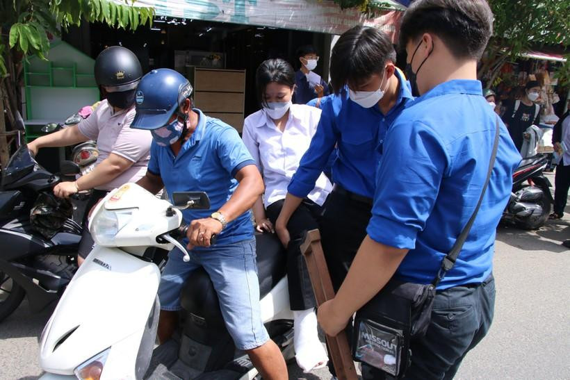 Thí sinh Hà Thúy L. được các tình nguyện viên hỗ trợ đưa ra xe sau khi hoàn thành bài thi. Thí sinh Hà Thúy L. được các tình nguyện viên hỗ trợ đưa ra xe sau khi hoàn thành bài thi.