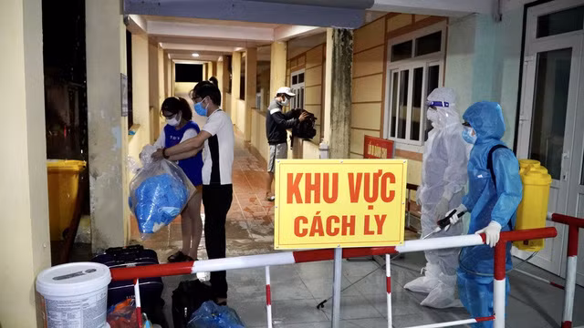 Anh M. sau đó được đưa vào bệnh viện dã chiến để điều trị.