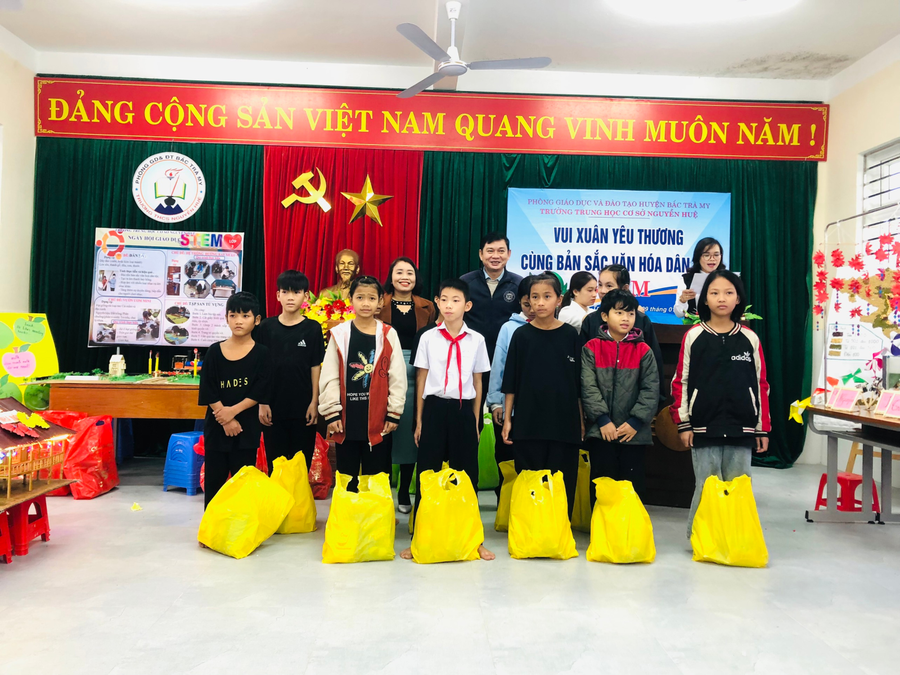 Các Trường Tiểu học, THCS trên địa bàn huyện Bắc Trà My tặng quà Tết cho các em học sinh có hoàn cảnh khó khăn. Ảnh: Thùy Trang.