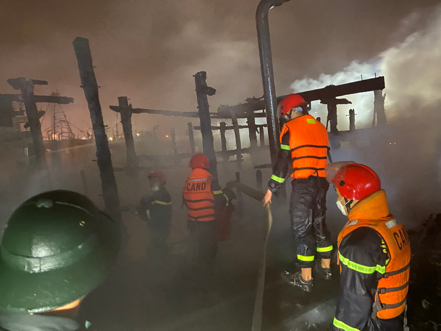 Lực lượng chữa cháy tiếp cận phun nước dập lửa. Ảnh: Hoàng Vinh. Lực lượng chữa cháy tiếp cận phun nước dập lửa. Ảnh: Hoàng Vinh.