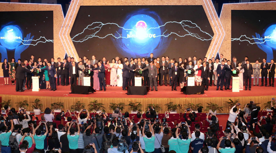 Thủ tướng cùng các đại biểu thực hiện nghi thức “Nhà nước, doanh nghiệp, nhà trường đồng hành đổi mới, nâng cao chất lượng giáo dục nghề nghiệp, nâng tầm kỹ năng lao động Việt Nam”