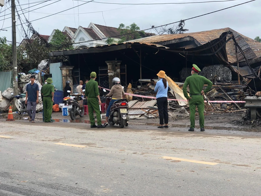 Công an phong tỏa hiện trường để điều tra vụ việc. 