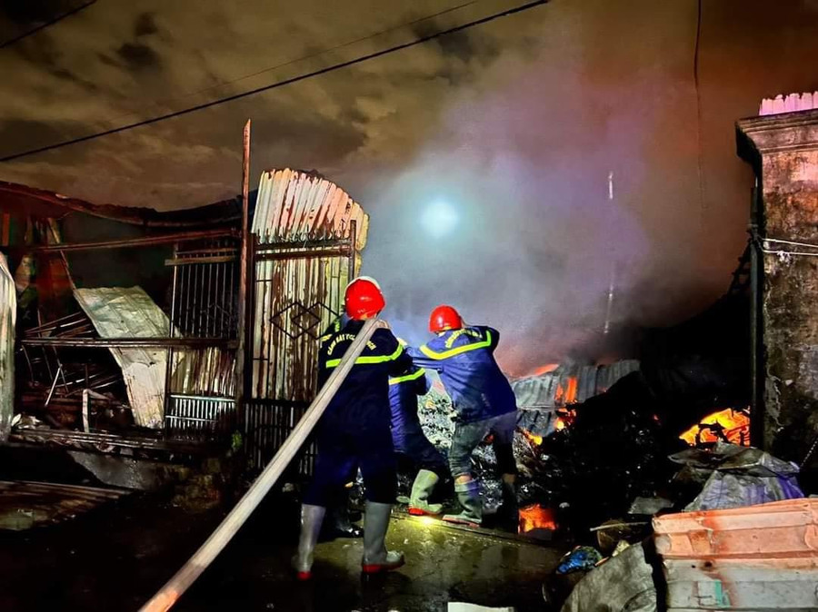 Lực lượng chức năng nổ lực dập lửa. Ảnh: Công an Đà Nẵng. Lực lượng chức năng nổ lực dập lửa. Ảnh: Công an Đà Nẵng.