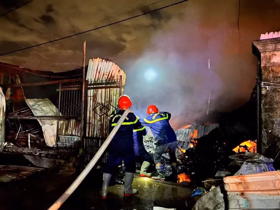 Lực lượng chức năng nổ lực dập lửa. Ảnh: Công an Đà Nẵng. Lực lượng chức năng nổ lực dập lửa. Ảnh: Công an Đà Nẵng.