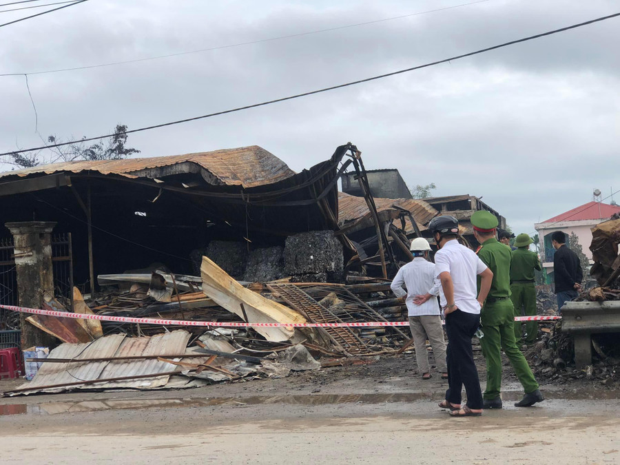 Công an căng dây hiện trường để phục vụ điều tra. Công an căng dây hiện trường để phục vụ điều tra.