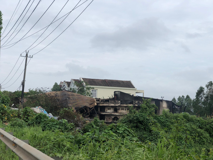 Hiện trường vụ cháy. Ảnh chụp sáng 4/12. Hiện trường vụ cháy. Ảnh chụp sáng 4/12.