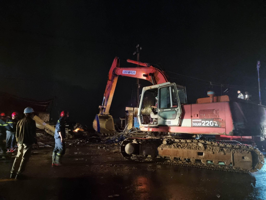 Điều xe múc tới hiện trường để cào múc đống đổ nát, sau đó phun nước dập tắt lửa. Ảnh: Công an Đà Nẵng. Điều xe múc tới hiện trường để cào múc đống đổ nát, sau đó phun nước dập tắt lửa. Ảnh: Công an Đà Nẵng.
