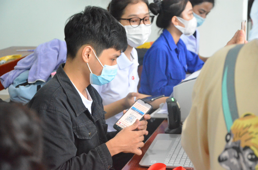 Sinh viên quét mã QR để in phiếu đăng ký hiến máu. Sinh viên quét mã QR để in phiếu đăng ký hiến máu.