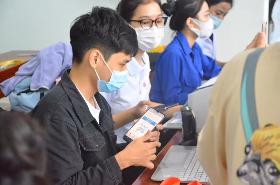 Sinh viên quét mã QR để in phiếu đăng ký hiến máu.