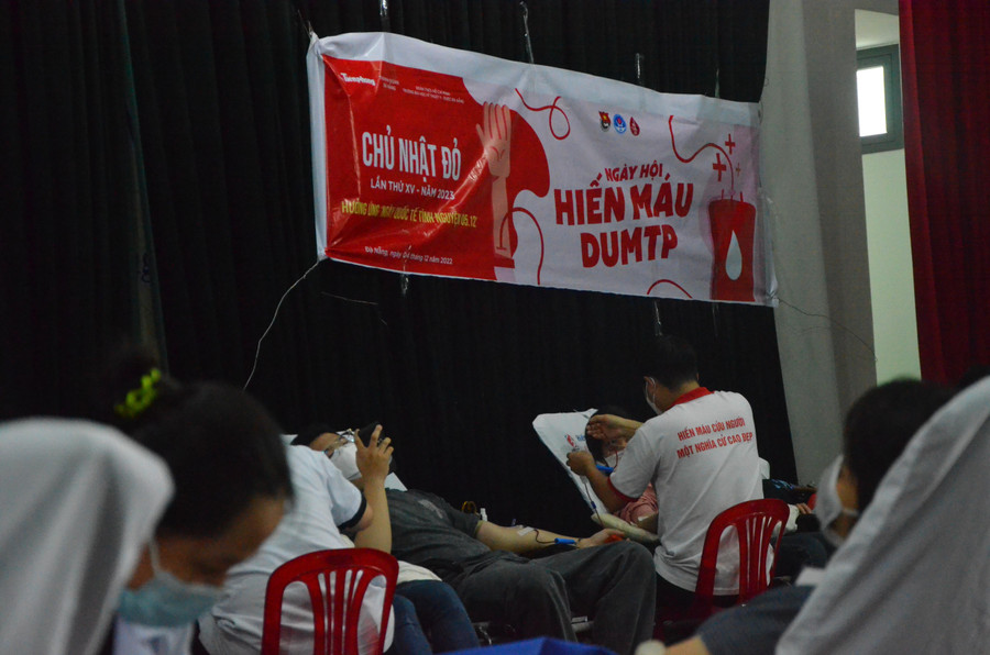 Sinh viên tham gia hiến máu tại Ngày hội hiến máu Chủ nhật Đỏ. Sinh viên tham gia hiến máu tại Ngày hội hiến máu Chủ nhật Đỏ.