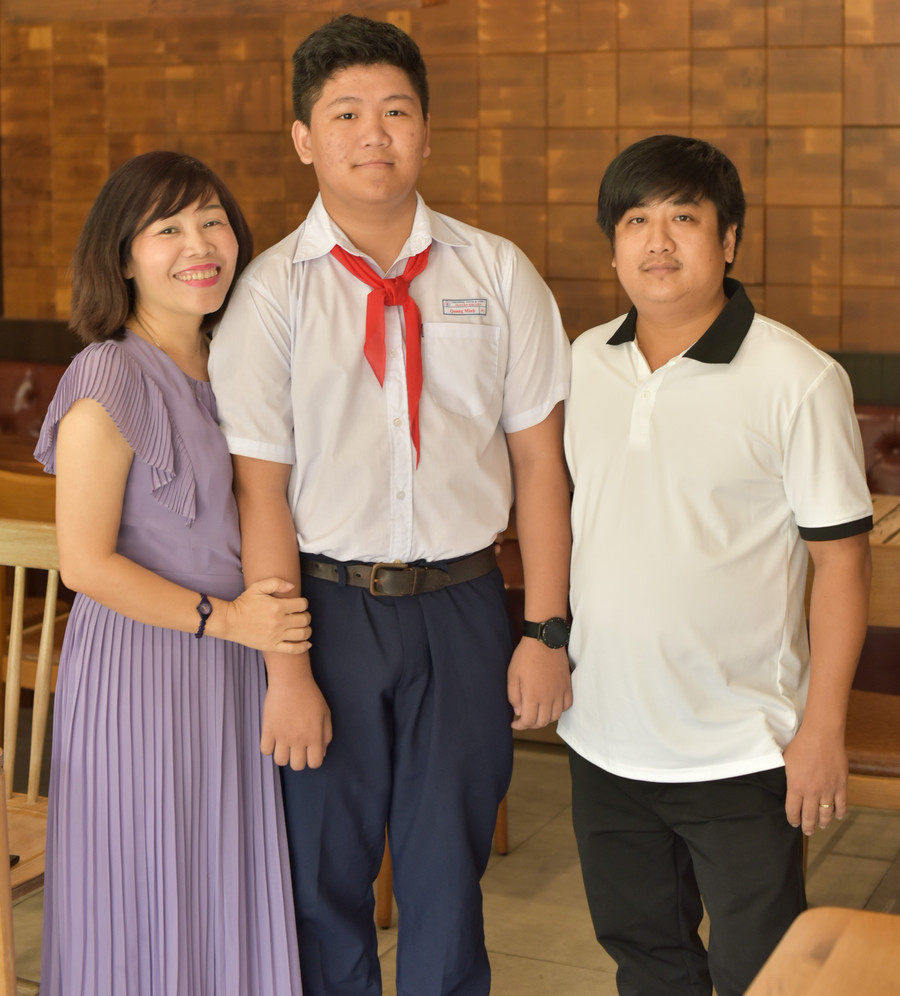 Em Nguyễn Đỗ Quang Minh cùng với ba mẹ của mình. Em Nguyễn Đỗ Quang Minh cùng với ba mẹ của mình.