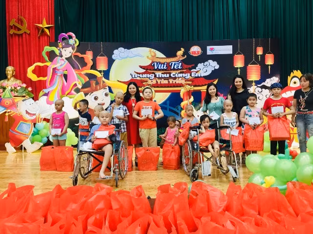 Trung thu cùng các bé ở bệnh viện K (Ảnh BVCC)