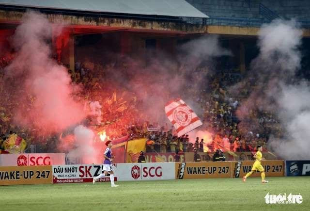 Hiện trường tại Sân vận động Hàng Đẫy (nguồn internet). Hiện trường tại Sân vận động Hàng Đẫy (nguồn internet).