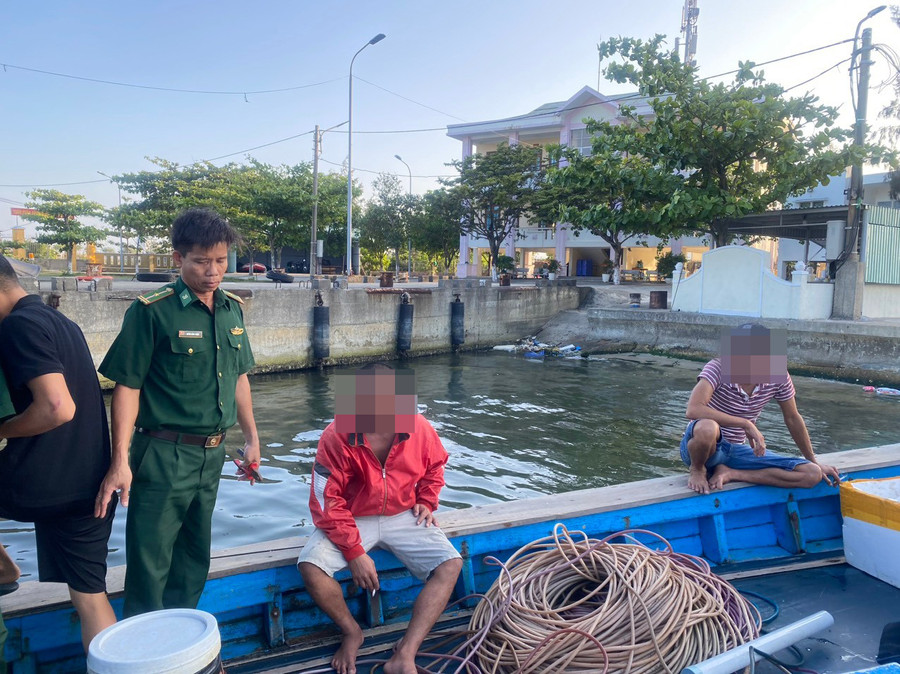 Lực lượng Bộ đội Biên phòng phát hiện trường hợp dùng súng xung điện để đánh bắt hải sản. Ảnh: BĐBP. 