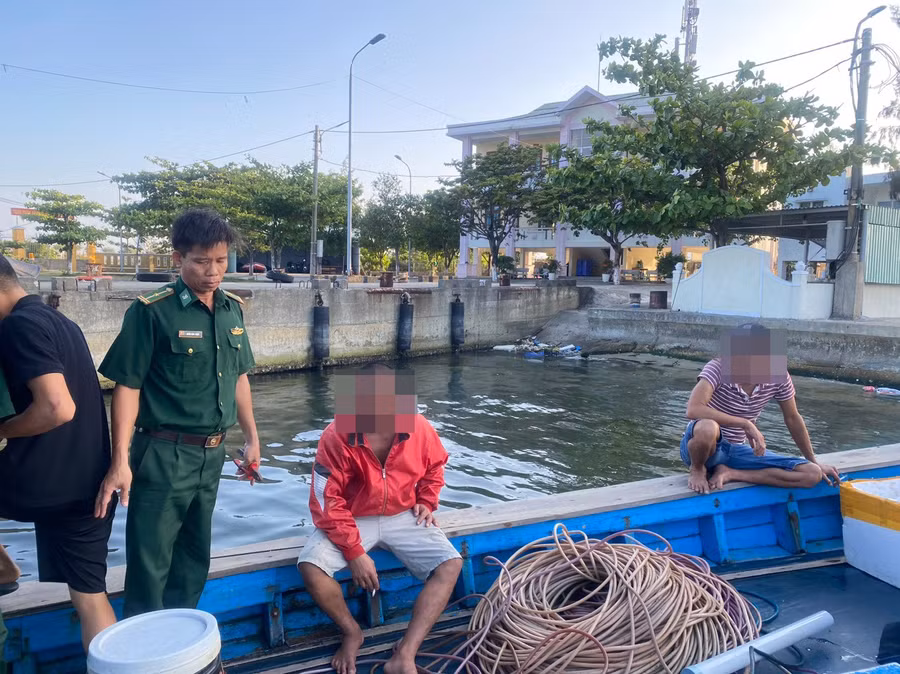 Lực lượng Bộ đội Biên phòng phát hiện trường hợp dùng súng xung điện để đánh bắt hải sản. Ảnh: BĐBP. 