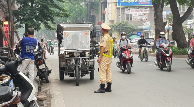 Yêu cầu phương tiện di chuyển khỏi khu vực điểm thi Yêu cầu phương tiện di chuyển khỏi khu vực điểm thi