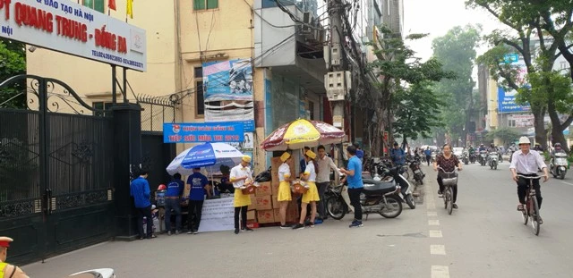 Tại điểm thi trường Quang Trung - Đống Đa, đường phố phong quang