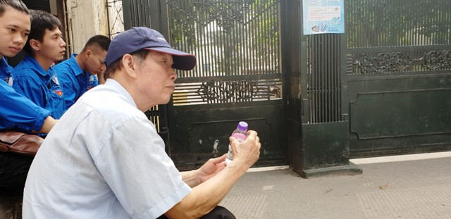 Ông Đỗ Xuân Nhị chờ cháu tại cổng trường Ông Đỗ Xuân Nhị chờ cháu tại cổng trường